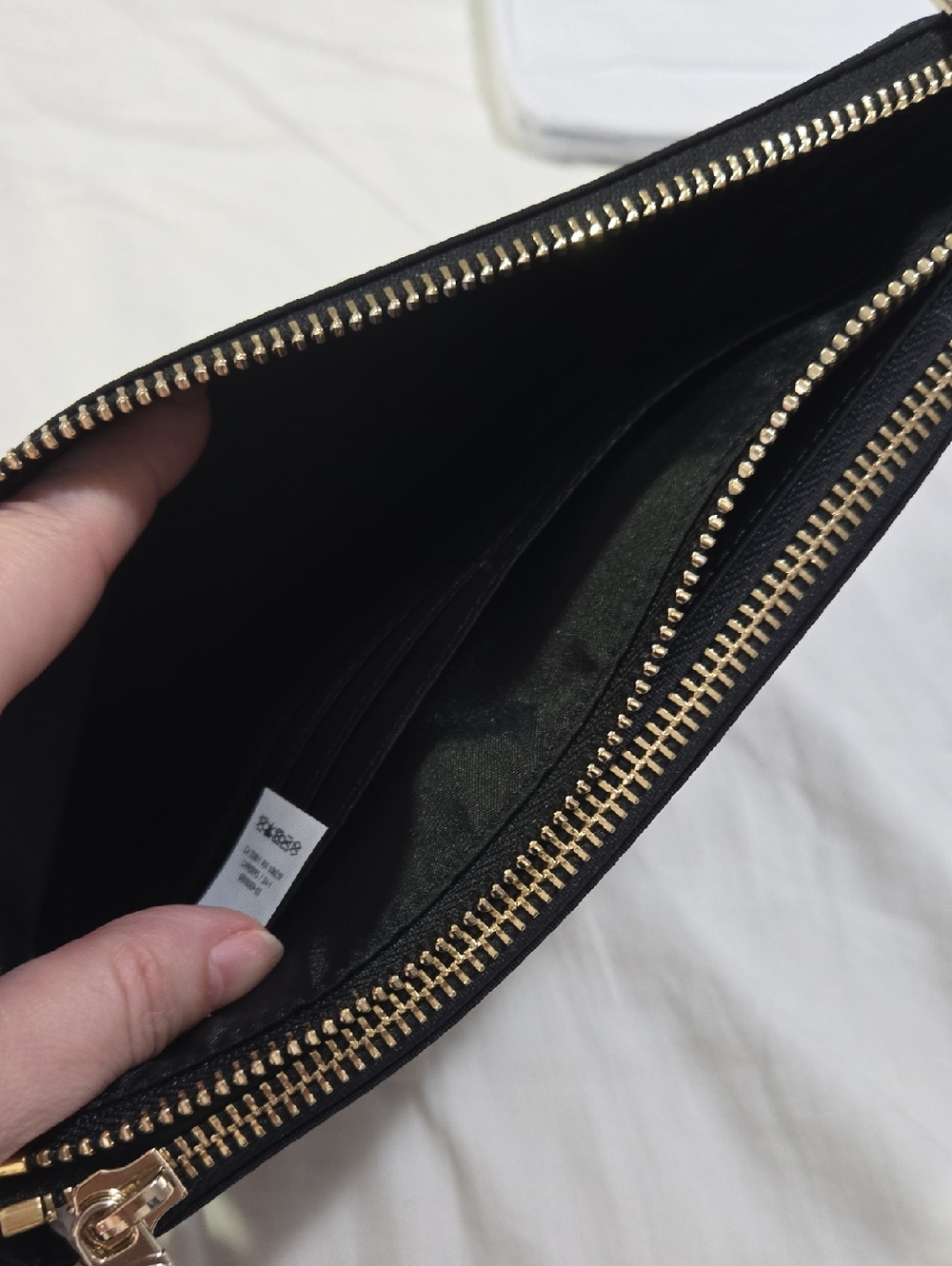 lululemon black clutch with gold logo disc - Picture 10 of 11